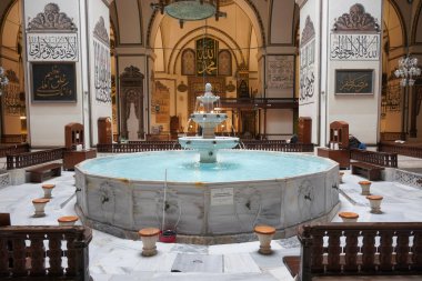 BURSA, TURKIYE - Nisan 09, 2023: Bursa Ulu Camii, Bursa City. Cami, mimar Ali Neccar tarafından 1396-1399 yıllarında tasarlanıp inşa edilmiştir.