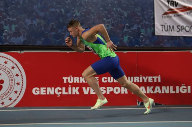 ISTANBUL, TURKEY - Mart 05, 2022: Luka Janeziç, Atakoy Atletizm Arenasında düzenlenen Balkan Atletizm Şampiyonası sırasında koşuyor