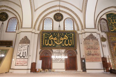 BURSA, TURKIYE - Nisan 09, 2023: Bursa Ulu Camii, Bursa City. Cami, mimar Ali Neccar tarafından 1396-1399 yıllarında tasarlanıp inşa edilmiştir.