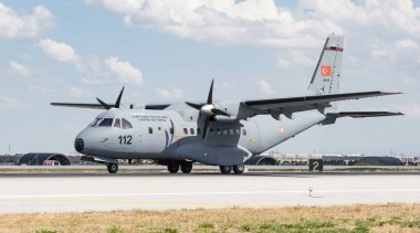 KONYA, TURKIYE - 30 Haziran 2022: Türk Hava Kuvvetleri CASA CN-235M-100 (C-112) Anadolu Kartal Hava Kuvvetleri Tatbikatı sırasında Konya Havalimanı 'nda taksicilik