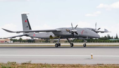 KONYA, TURKIYE - 30 Haziran 2022: Baykar Teknolojileri Bayraktar Akinci UCAV Tiha (PT-5) Anadolu Kartal Hava Kuvvetleri Tatbikatı sırasında Konya Havalimanı 'nda taksicilik