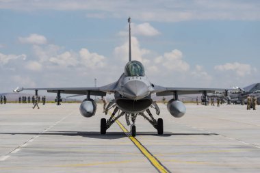 KONYA, TURKIYE - 30 Haziran 2022: Türk Hava Kuvvetleri Lockheed Martin F-16C Fighting Falcon (HC-52) Anadolu Kartal Hava Kuvvetleri Tatbikatı sırasında Konya Havalimanı 'nda taksicilik yapıyor