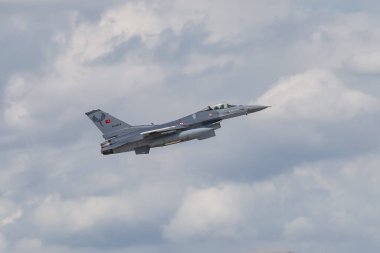 KONYA, TURKIYE - 30 Haziran 2022: Türk Hava Kuvvetleri Lockheed Martin F-16C Fighting Falcon (HC-18) Anadolu Kartal Hava Kuvvetleri Tatbikatı sırasında Konya Havalimanı 'ndan havalandı