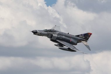 KONYA, TURKIYE - 30 Haziran 2022: Türk Hava Kuvvetleri McDonnell Douglas F-4E Fantom II (4997) Anadolu Kartal Hava Kuvvetleri Tatbikatı sırasında Konya Havalimanı üzerinde uçuyordu