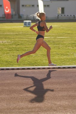 DENIZLI, TURKIYE - 16 Temmuz 2022: Balkan Atletizm Şampiyonası sırasında Denizli Albayrak Atletizm Pisti 'nde koşan tanımlanamayan sporcu