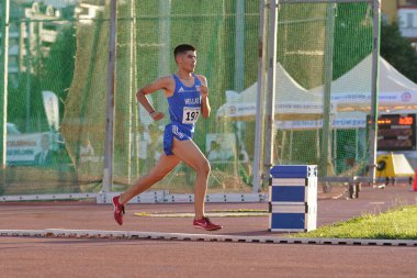 DENIZLI, TURKIYE - 16 Temmuz 2022: Balkan Atletizm Şampiyonası sırasında Denizli Albayrak Atletizm Pisti 'nde koşan tanımlanamayan sporcu