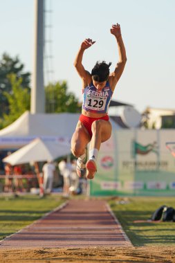 DENIZLI, TURKIYE - 16 Temmuz 2022: Denizli Albayrak Atletizm Pisti 'nde Balkan Atletizm Şampiyonası sırasında tanımlanamayan üçlü atlama