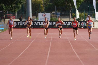 DENIZLI, TURKIYE - 17 Temmuz 2022: Balkan Atletizm Şampiyonası sırasında Denizli Albayrak Atletizm Pisti 'nde 200 metre koşan sporcular