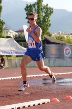DENIZLI, TURKIYE - 17 Temmuz 2022: Balkan Atletizm Şampiyonası sırasında Denizli Albayrak Atletizm Pisti 'nde 3000 metre engelli koşan tanımlanamayan sporcu