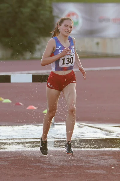 DENIZLI, TURKIYE - 16 Temmuz 2022: Balkan Atletizm Şampiyonası sırasında Denizli Albayrak Atletizm Pisti 'nde 3000 metre engelli koşan tanımlanamayan sporcu