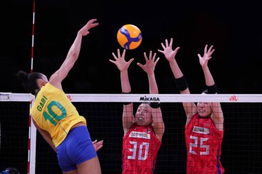 ANKARA, TURKIYE - 13 Temmuz 2022: Seki Nanami ve Ogawa Erina, Ankara Arena 'da oynanan Japonya vs Japonya VNL çeyrek final maçında