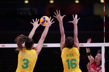ANKARA, TURKIYE - 13 Temmuz 2022: Gambatto Kudiess Julia ve Nascimento Kisy, Brezilya - Japonya VNL çeyrek final maçı sırasında Ankara Arena 'da oynandı