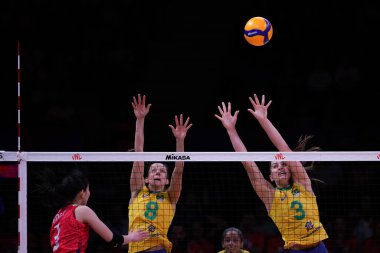 ANKARA, TURKIYE - 13 Temmuz 2022: Silva Carneiro Macris Fernanda ve Gambatto Kudiess Julia, Brezilya - Japonya VNL çeyrek final maçı sırasında Ankara Arena 'da karşılaştı