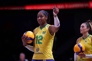 ANKARA, TURKIYE - 13 Temmuz 2022: Menezes Oliveira de Souza Ana Cristina, Ankara Arena 'da oynanan Japonya-VNL çeyrek final maçından önce ısınıyor