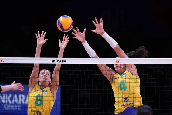 ANKARA, TURKIYE - 13 Temmuz 2022: Silva Carneiro Macris Fernanda ve Da Silva Ana Carolina, Brezilya - Japonya VNL çeyrek final maçı sırasında Ankara Arena 'da