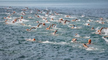 ISTANBUL, TURKIYE - 02 Temmuz 2022: Maltepe Su Sporları Festivali sırasında sporcular su sporlarının yüzme bileşenlerinde yarışıyorlar