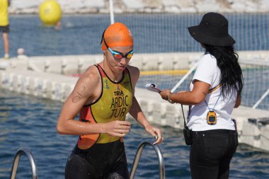 ISTANBUL, TURKIYE - Temmuz 02, 2022: Maltepe Su Spor Festivali sırasında su sporlarının yüzme bileşenlerinde tanımlanamayan sporcu