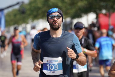 ISTANBUL, TURKIYE - Temmuz 02, 2022: Maltepe Su Spor Festivali sırasında su sporlarının bileşenlerinde yarışan tanımlanamayan sporcu