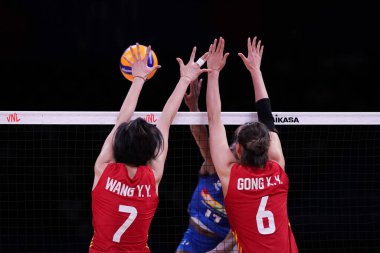 ANKARA, TURKIYE - 14 Temmuz 2022: Wang Yuanyuan ve Gong Xiangyu, Ankara Arena 'da oynanan İtalya-Çin VNL çeyrek final maçında