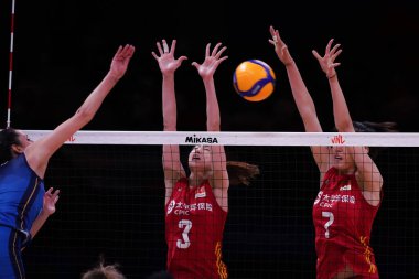 ANKARA, TURKIYE - 14 Temmuz 2022: Diao Linyu ve Wang Yuanyuan, Ankara Arena 'da oynanan İtalya-Çin VNL çeyrek final maçında
