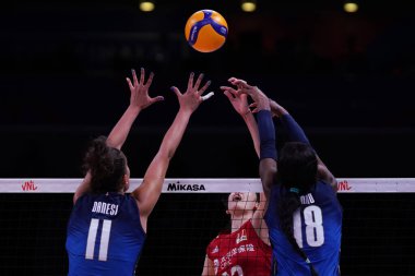 ANKARA, TURKIYE - 14 Temmuz 2022: Danesi Anna ve Egonu Paola Ogechi, Ankara Arena 'da oynanan İtalya-Çin VNL çeyrek final maçında