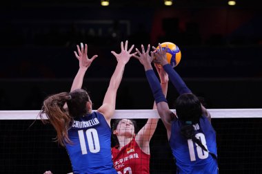 ANKARA, TURKIYE - 14 Temmuz 2022: Chirichella Cristina ve Egonu Paola Ogechi, İtalya - Çin VNL çeyrek final maçı sırasında Ankara Arena 'da