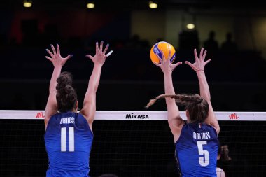 ANKARA, TURKIYE - 14 Temmuz 2022: Danesi Anna ve Malinov Ofelia, Ankara Arena 'da oynanan İtalya-Çin VNL çeyrek final maçında