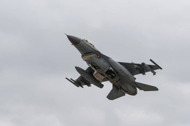 KONYA, TURKIYE - 30 Haziran 2022: Türk Hava Kuvvetleri Generali Dinamik F-16C Savaş Şahini (4R-44) Anadolu Kartal Hava Kuvvetleri Tatbikatı sırasında Konya Havalimanı üzerinde uçuyor