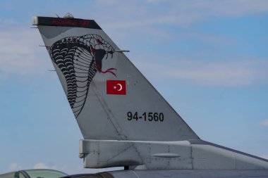KONYA, TURKIYE - 30 Haziran 2022: Türk Hava Kuvvetleri Lockheed Martin F-16D Fighting Falcon (HD-16) Anadolu Kartal Hava Kuvvetleri Tatbikatı sırasında Konya Havalimanı 'nda sergilendi