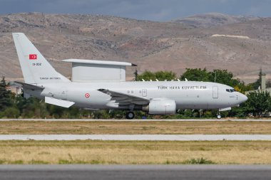 KONYA, TURKIYE - 30 Haziran 2022: Türk Hava Kuvvetleri Boeing E-7T Peace Eagle (33963) Anadolu Kartal Hava Kuvvetleri Tatbikatı sırasında Konya Havalimanı 'nda taksicilik yapıyor