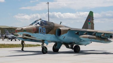 KONYA, TURKIYE - 30 Haziran 2022: Azerbaycan Hava Kuvvetleri Sukhoi Su-25 Frogfoot (255081029) Anadolu Kartal Hava Kuvvetleri Tatbikatı sırasında Konya Havalimanı 'nda taksicilik