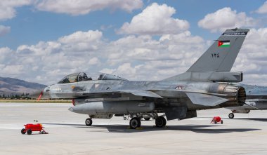 KONYA, TURKIYE - 30 Haziran 2022: Ürdün Hava Kuvvetleri General Dynamics F-16BM Fighting Falcon (6E-18) Anadolu Kartal Hava Kuvvetleri Tatbikatı sırasında Konya Havalimanı 'nda sergilendi