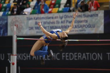 ISTANBUL, TURKEY - Mart 05, 2022: Atakoy Atletizm Arenasında düzenlenen Balkan Atletizm Şampiyonası sırasında tanımlanamayan yüksek atlama