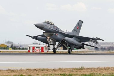 KONYA, TURKIYE - 30 Haziran 2022: Türk Hava Kuvvetleri Lockheed Martin F-16C Fighting Falcon (HC-18) Anadolu Kartal Hava Kuvvetleri Tatbikatı sırasında Konya Havalimanı 'na indi