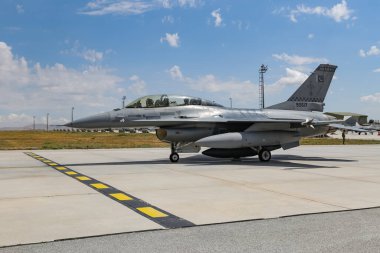 KONYA, TURKIYE - 30 Haziran 2022: Pakistan Hava Kuvvetleri Generali Dinamik F-16BM Savaş Şahini (DH-5) Anadolu Kartal Hava Kuvvetleri Tatbikatı sırasında Konya Havalimanı 'nda taksicilik yapıyor