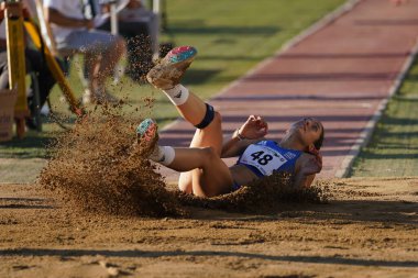 DENIZLI, TURKIYE - 16 Temmuz 2022: Denizli Albayrak Atletizm Pisti 'nde Balkan Atletizm Şampiyonası sırasında tanımlanamayan üçlü atlama