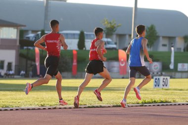 DENIZLI, TURKIYE - 16 Temmuz 2022: Denizli Albayrak Atletizm Pisti 'nde Balkan Atletizm Şampiyonası sırasında koşan sporcular