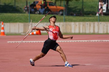 DENIZLI, TURKIYE - 17 Temmuz 2022: Balkan Atletizm Şampiyonası sırasında Denizli Albayrak Atletizm Pisti 'nde tanımlanamayan atlet cirit atma