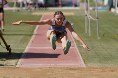 DENIZLI, TURKIYE - 17 Temmuz 2022: Balkan Atletizm Şampiyonası sırasında Denizli Albayrak Atletizm Pisti 'nde uzun atlama