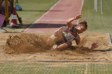 DENIZLI, TURKIYE - 17 Temmuz 2022: Balkan Atletizm Şampiyonası sırasında Denizli Albayrak Atletizm Pisti 'nde uzun atlama