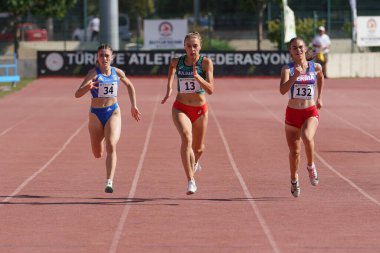 DENIZLI, TURKIYE - 17 Temmuz 2022: Balkan Atletizm Şampiyonası sırasında Denizli Albayrak Atletizm Pisti 'nde 200 metre koşan sporcular