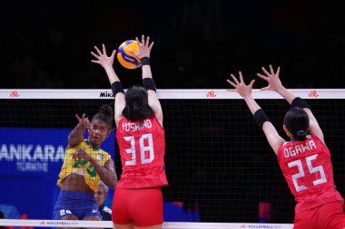 ANKARA, TURKIYE - 13 Temmuz 2022: Sato Yoshino ve Ogawa Erina, Ankara Arena 'da oynanan Japonya vs Japonya VNL Çeyrek Final karşılaşmasında