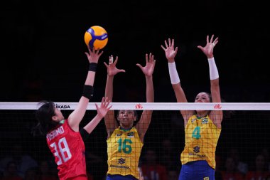 ANKARA, TURKIYE - 13 Temmuz 2022: Nascimento Kisy ve Da Silva Ana Carolina, Ankara Arena 'da oynanan Japonya vs Japonya VNL çeyrek final maçında