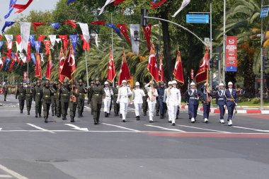 İSTANBUL, TÜRKİYE - 30 Ağustos 2022: Askerler 30 Ağustos 'ta Vatan Bulvarı' nda düzenlenen Türk Zafer Günü yürüyüşünün 100. yıldönümünde yürüdüler