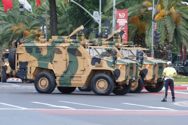 İSTANBUL, TÜRKİYE - 30 Ağustos 2022: 30 Ağustos 'ta Vatan Bulvarı' nda askeri araçlar 100. yıldönümünde geçit töreni