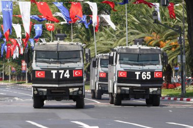 İSTANBUL, TÜRKİYE - 30 Ağustos 2022: 30 Ağustos 'ta Vatan Bulvarı' nda düzenlenen Türk Zafer Günü yürüyüşünün 100. yıldönümü sırasında polis aracı geçidi