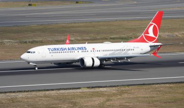 ISTANBUL, TURKIYE - Ağustos 06, 2022: Türk Hava Yolları Boeing 737-8MAX (60054) İstanbul Uluslararası Havaalanına indi