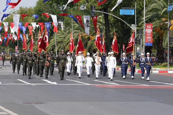 土耳其伊斯坦布尔 2022年8月30日 在8月30日土耳其胜利日阅兵式100周年期间 士兵在瓦坦大道举行阅兵式 — 图库照片