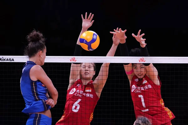 ANKARA, TURKIYE - 14 Temmuz 2022: Gong Xiangyu ve Yuan Xinyue, Ankara Arena 'da oynanan İtalya-Çin VNL çeyrek final maçında