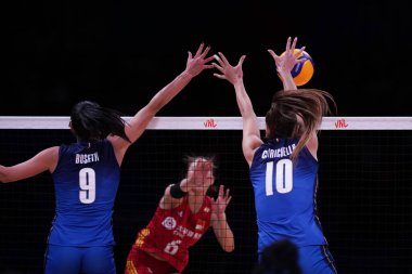 ANKARA, TURKIYE - 14 Temmuz 2022: Bosetti Caterina Chiara ve Chirichella Cristina, İtalya-Çin VNL çeyrek final maçı sırasında Ankara Arena 'da oynandı